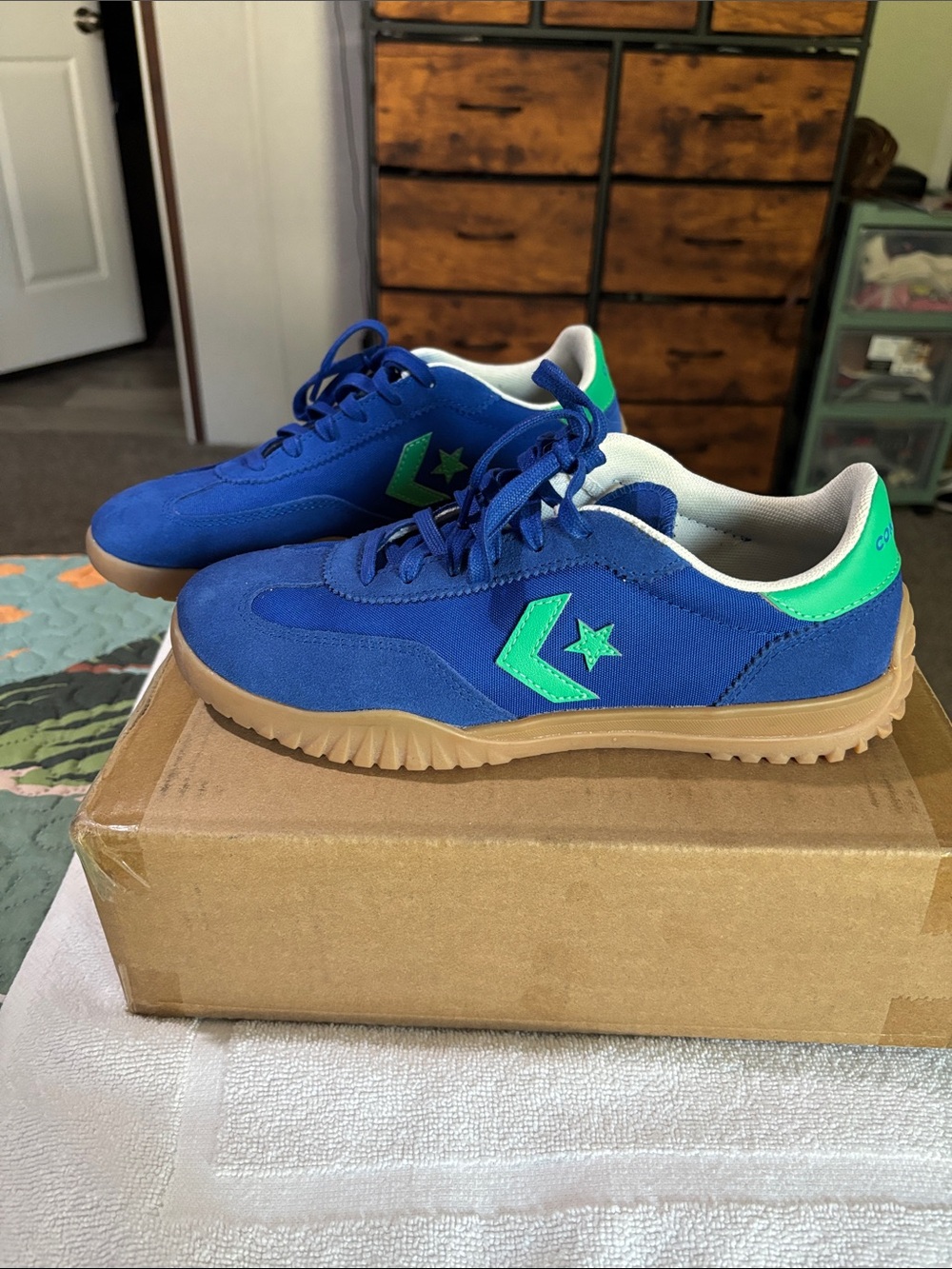 Converse women Blue Sneakers with Green Accents sz 7.5